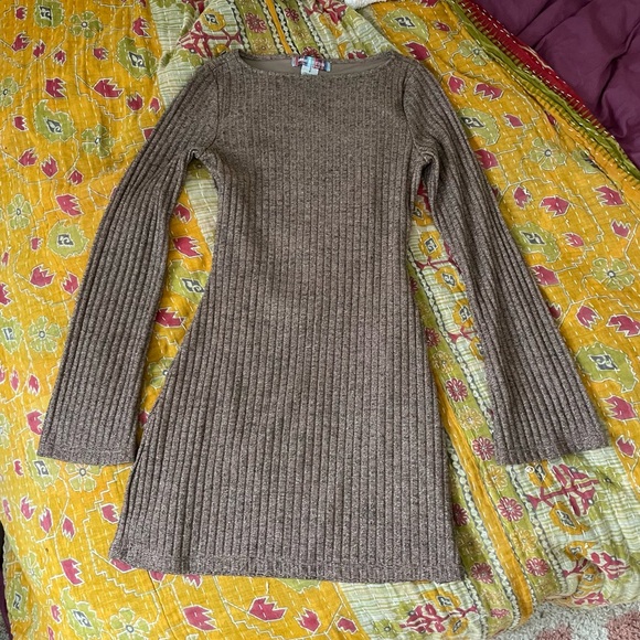 Brown knit dress size S w/ cutout back and flare sleeves from Urban Outfitters - Picture 4 of 6
